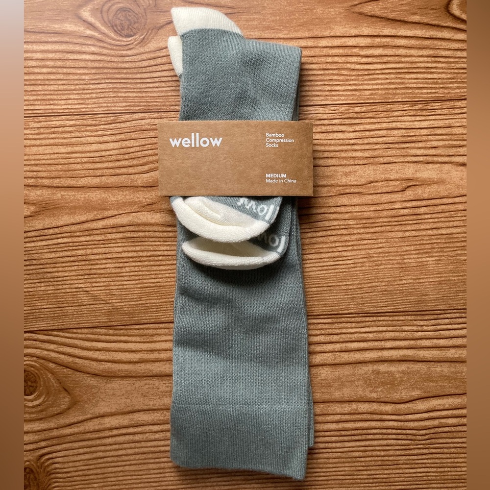 NEW Wellow Bamboo Compression Socks Gray Green Medium 18-25 mmHg Unisex Wellness